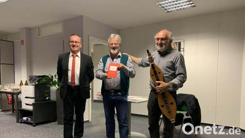 Johann Herl, Johann Maierhofer und Günther Schöll (von links) stellen das neue Heimatbuch „Oberpfalz, Gott erhalt’s“ vor. Bild: Johann Maierhofer/exb