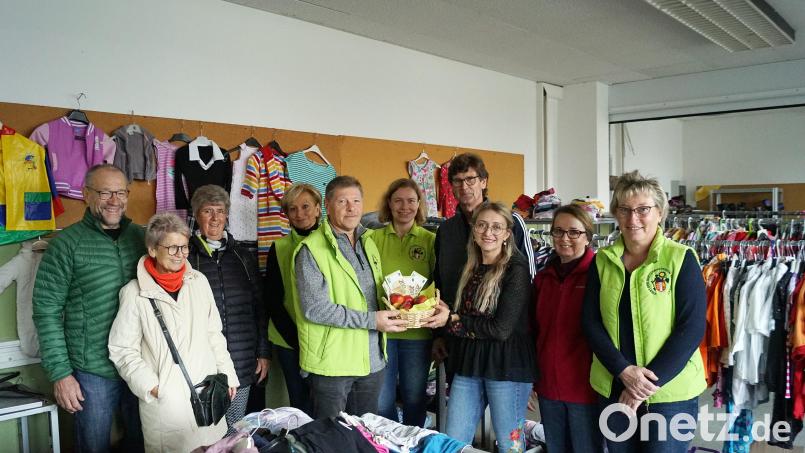 Einen prall gefüllten Früchtekorb übergibt Josef Höllerl an Fritz Betzl. Bild: rn