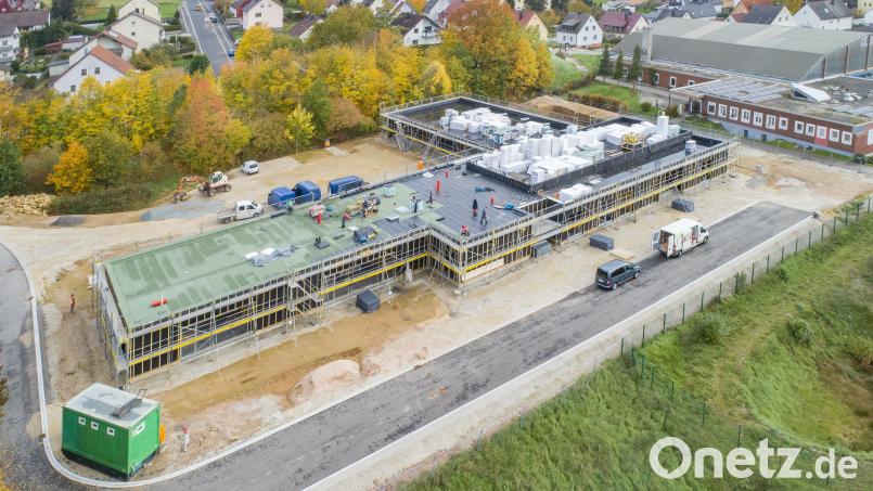 Nördlich des Sportparks gelegen, wächst die neue Kita „Eulenland“ an der Schießstätte zügig in die Höhe. Im Jahr 2023 soll die Einrichtung mit weit über 100 Plätzen ihren Betrieb aufnehmen. Je drei Gruppen sind dann dort für den Kindergarten und die Kinderkrippe vorgesehen. Bild: Thilo Hierstetter