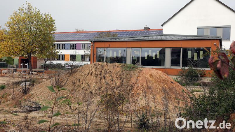 Die Schule in Ammersricht ist ein Beispiel dafür, wo die Stadt Amberg im kommenden Jahr investieren wird. Hier soll endlich die Ganztagsbetreuung fertig gestellt werden. Bild: Steinbacher