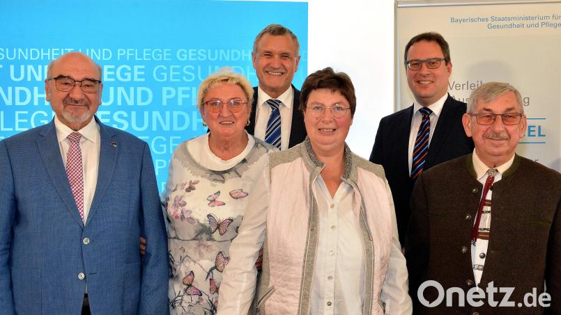 Die Auszeichnung „Weißer Engel“ geht in Regensburg an Edith Lang (Zweite von links) und Josef Lang (rechts) für die Pflege der Tochter Melanie Lang. Mit ihnen freuen sich Landtagsabgeordneter Peter Bauer (links), Stadtrat Hans-Jürgen Gmeiner und Florian Luderschmid (rechts), Regierungsvizepräsident. Bild: R. Kreuzer