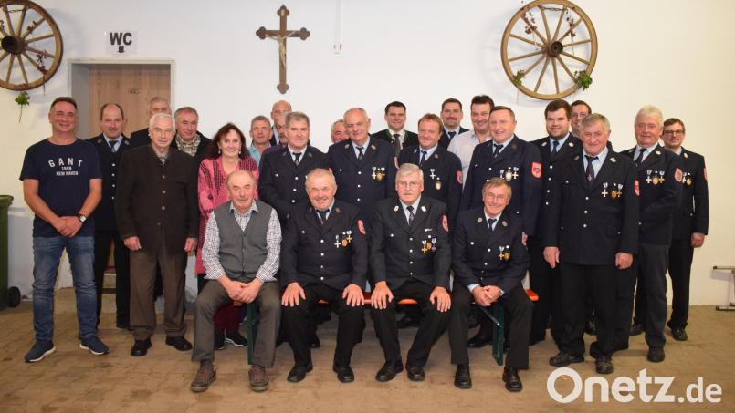 Die Feuerwehr Hohentreswitz ehrte 25 Feuerwehrmitglieder für ihre 30-, 40- oder 50 jährige Vereinszugehörigkeit. Bild: bnr