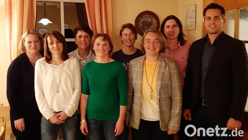 Claudia Albrecht rührt auch weiterhin den rührigen Gartenbauverein Langau. Sie kann auf ein engagiertes Führungsteam bauen. Bürgermeister Rudolf Teplitzky (rechts) gratulierte. Bild: Martina Kiesbauer/exb
