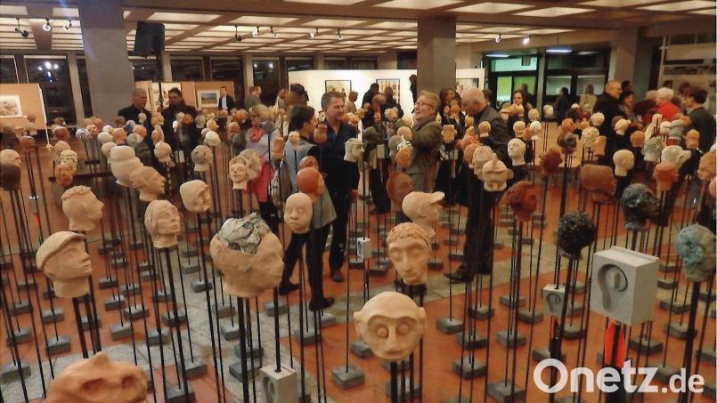 Durch einen Wald voller Köpfe können die Besucher bei der Herbstausstellung 2016 im Foyer der Hans-und-Sophie-Scholl-Realschule schreiten. Bild: Uwe Müller