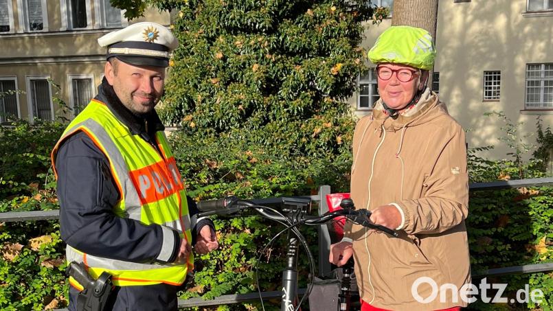 Polizeihauptkommissar Benjamin Hertel mit einer Radfahrerin. Bild: Polizeiinspektion Amberg/exb