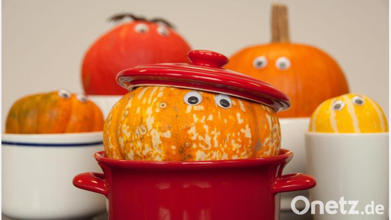 Wackelaugen machen diese kleinen Kürbisse zu niedlichen Hinguckern auf dem Tisch. Die verschieden großen Kürbisse können in Gruppen arrangiert werden. Bild: DIY Academy