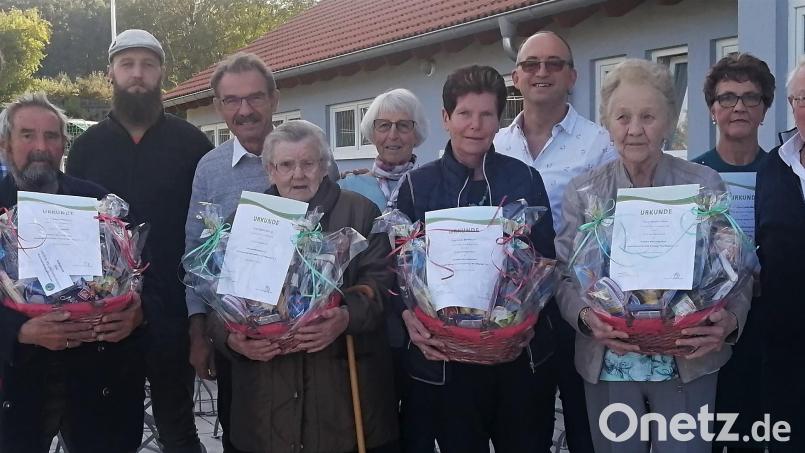 Die von der Siedlergemeinschaft geehrten Mitglieder mit den Verantwortlichen. Bild: exb