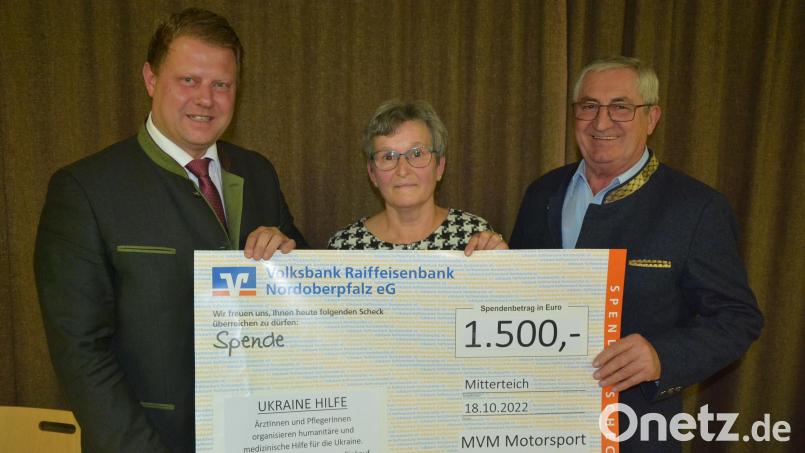 1500 Euro spendete der Motorsportverein Mitterteich (MVM) an die Ukraine-Hilfe. Vom Vorsitzenden Josef Schuller(rechts) und der Kassiererin Christine Greger nahm Bürgermeister Stefan Grillmeier den symbolischen Scheck stellvertretend entgegen. Bild: jr