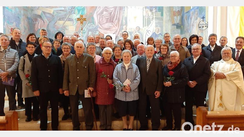 Pfarrer Arnold Pirner feiert mit den Männern und Frauen den Ehejubiläumsgottesdienst. Bild: rgl