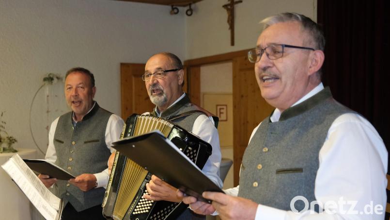 Der Murachtaler Dreigesang mit Bernhard Bierler, Hermann Baier und Robert Kraus (von rechts) sang und spielte bei der KAB-Sitzweil in Klardorf. Bild: Hirsch