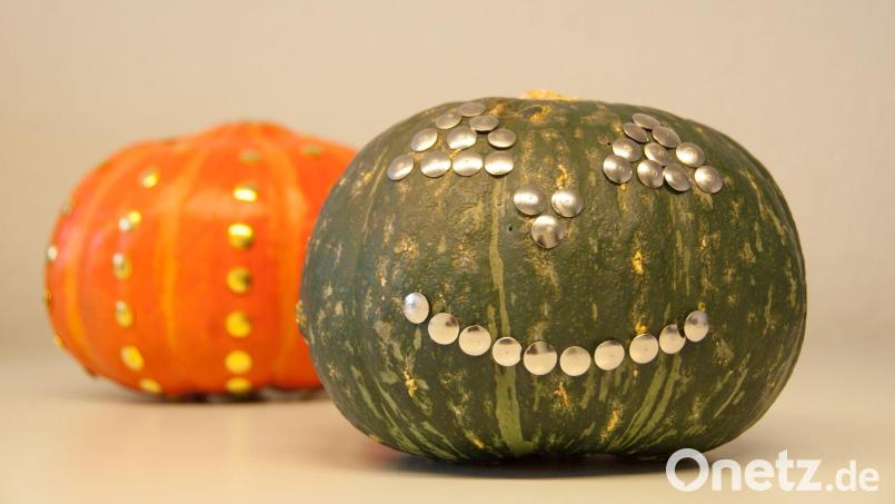 Wer keine Lust auf Aushöhlen hat, verziert seine Kürbisse einfach und effektvoll mit Heftzwecken. Bild: DIY Academy