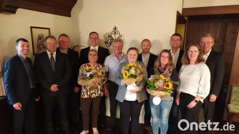 Jubilarehrung bei Buchtal Schwarzenfeld. Die Jubilare stehen zusammen mit Vorgesetzten, Werkleitung, Personalleitung und dem Betriebsratsvorsitzenden. Bild: Firma Buchtal/exb