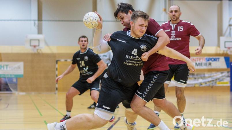 Luca Maier (vorne) und die Handballer des HV Oberviechtach sind am Samstag in Mittelfranken beim TV Altdorf gefordert. Bild: gud
