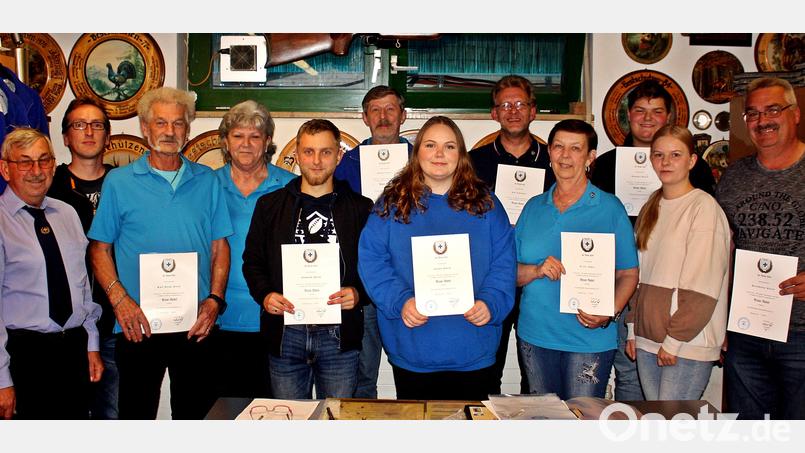 Die Geehrten und die neu gewählte Vorstandschaft der Schießgruppe Weiden stellen sich dem Fotografen zum Erinnerungsbild: Kreisvorsitzender Josef Lang (links), Karl Heinz Klein (Dritter von links), Kreisschießwart und zugleich Schießwart im Verein Karlheinz Klein (rechts). Bild: R. Kreuzer