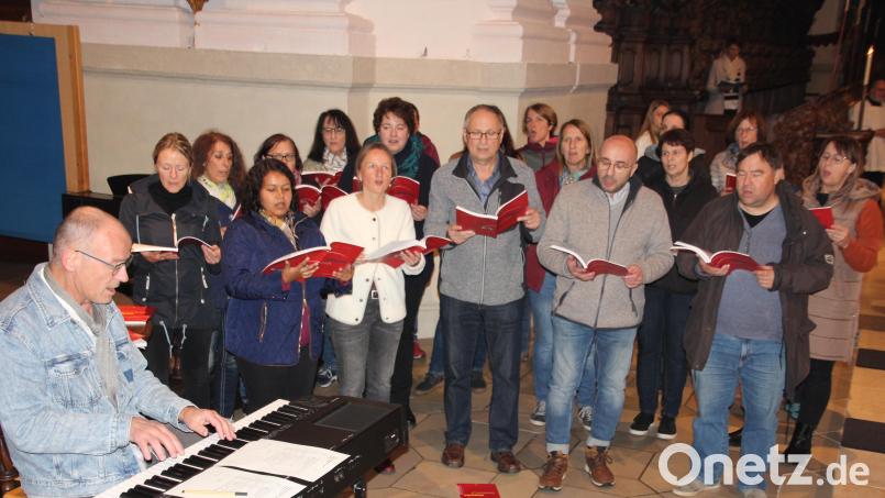 Musiker und Komponist Thomas Quast aus Köln (links) leitete den eintägigen Chorworkshop. Am Abend gestaltete der Chor in der Basilika den Abend-Gottesdienst. Bild: kro