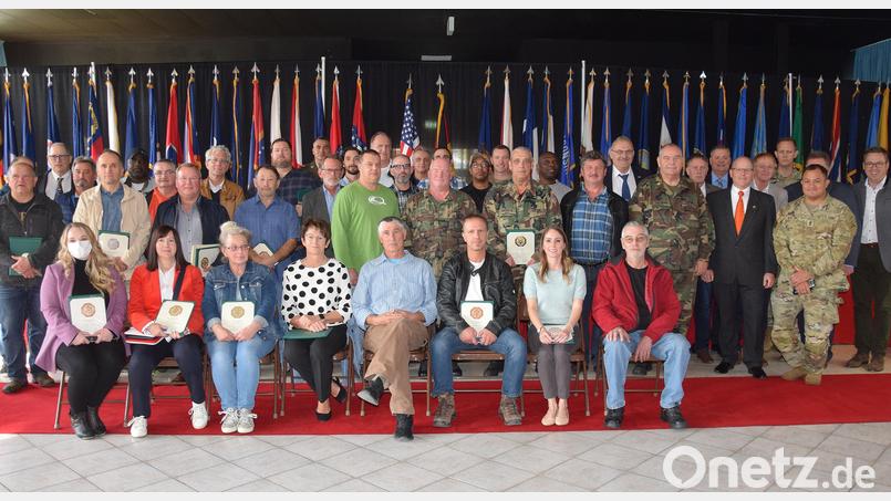 Bei der US-Armee in Hohenfels wurden insgesamt 54 Mitarbeiterinnen und Mitarbeiter für 1405 Dienstjahre geehrt. Bild: bö