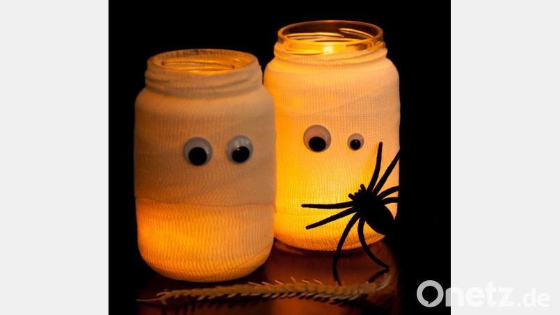 Die Mumien-Windlichter sich ein echtes Upcycling-Projekt, weil man nur alte Gläser und Mullbinden braucht. Bild: DIY Academy