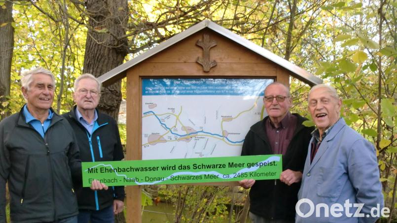 Bringen ein Taferl mit Informationen zum Ehenbach im Kräutergarten in Schnaittenbach an (von links): HVV-Wanderwart Heinz Gebhardt, Vereinschronist Ewald Großmann, Zweiter Vorsitzender Hans Grieger und Erster Vorsitzender Erwin Meier vom Heimat- und Volkstumsverein Ehenbachtaler. Bild: sh