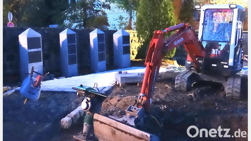 Der gemeindliche Bauhof führt aktuell bereits die Platzgestaltung mit weiteren Fundamenten zum Wegebau im Umgriff der neuen Urnenstelen aus. Bild: fjo