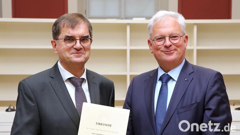 Mit Beginn des Monats November ist Stefan Täschner (links) neuer Präsident des Landgerichts Amberg. Die Ernennungsurkunde überreichte ihm der Präsident des Oberlandesgerichts Nürnberg, Thomas Dickert (rechts). Bild: Wolfgang Steinbacher