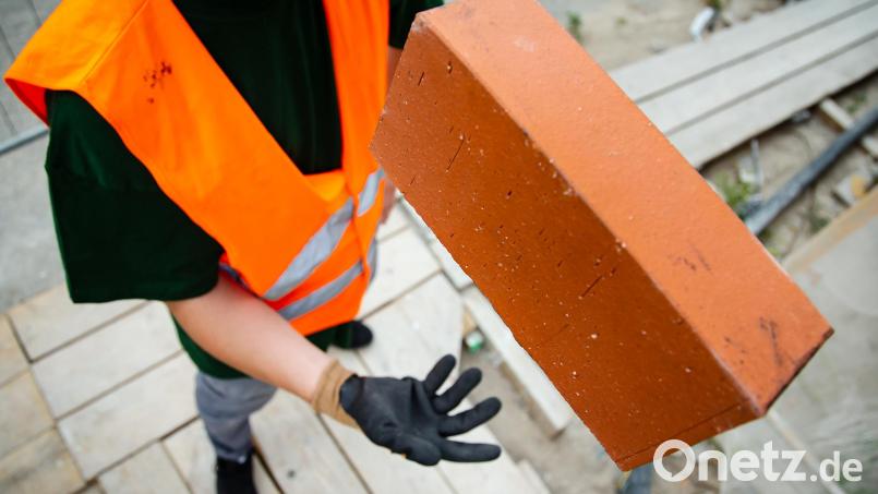 Ganz so leicht geht der Job auf dem Bau nicht immer von der Hand. Gerade für Azubis läuft auf den
Baustellen und in den Betrieben nicht immer alles glatt, so die Beobachtung der IG BAU. Berufsstarter
sollten sich deshalb für ihre Belange einsetzen – und bei den laufenden Wahlen zur Jugend- und
Auszubildendenvertretung mitmachen. Bild: exb