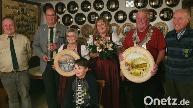 Königsproklamation bei Eichenlaub Großenfalz (von links):
2. Schützenmeister Alexander Rösch, Jan Rubenbauer, Irmgard Pickel, Karin Zimmermann, Ernst Schleicher und Bernd Rösch sowie Ludwig Pirner (vorne). Bild: Karl Zimmermann/exb