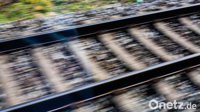 Die Bahnstrecke zwischen Weiden und Bayreuth war am Donnerstag über zwei Stunden gesperrt. Symbolbild: Philipp von Ditfurth/dpa