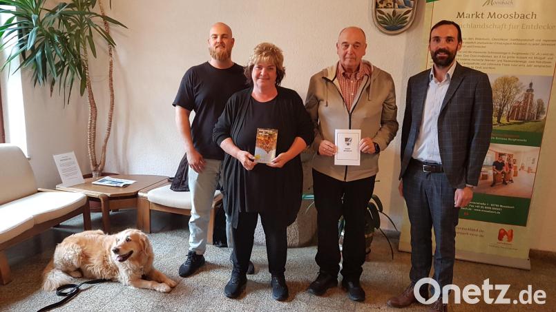 Bürgermeister Armin Bulenda überreicht an das Ehepaar Eisele den Geldpreis sowie den Naturparkführer für zehnmaligen Aufenthalt in Moosbach. Begleitet werden sie von ihrem Sohn. Bild: gi