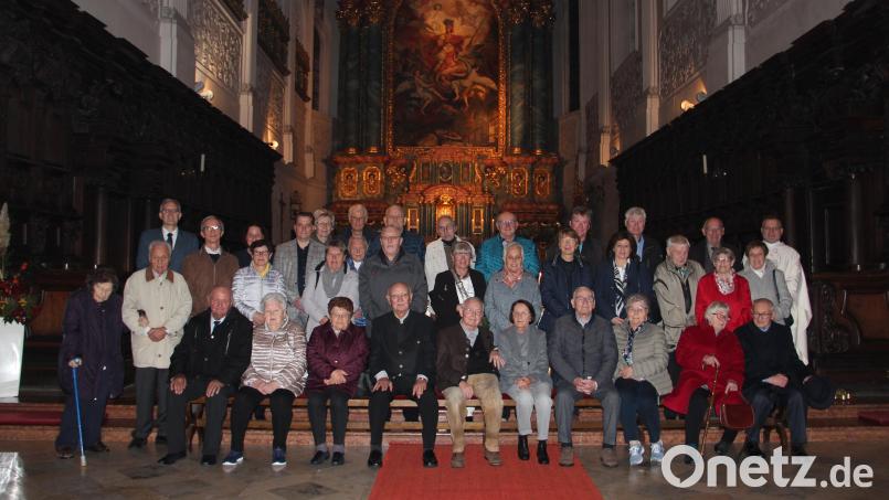 17 Jubelpaare der Pfarrei St. Georg besuchten die diesjährige Ehejubilarsfeier mit festlicher Dankmesse in der Georgskirche und anschließend buntem Abend im Pfarrsaal. Bild: ads