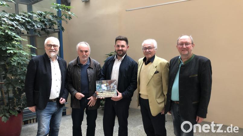 Die Kulturfreunde Lobkowitz überreichen das erste Exemplar des Sagenbuchs an Bürgermeister Sebastian Dippold (Mitte). Bild: Kulturfreunde Lobkowitz/exb