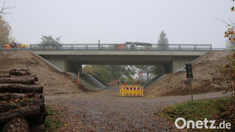 Bis Donnerstagabend wird an der Brücke noch gearbeitet. Aber ab Freitag, 28. Oktober, kann sie wieder für den Verkehr genutzt werden. Bild: sne