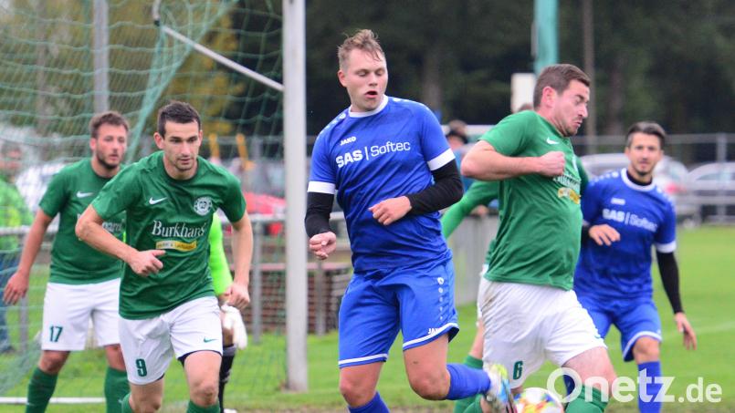 Doppelter Heim-Einsatz für den FC Wernberg (grüne Trikots) am Wochenende: Am Freitag steht das Nachholspiel gegen den SV Hahnbach auf dem Programm. Am Sonntag gastiert Aufsteiger FC Weiden-Ost. Archivbild: mhs