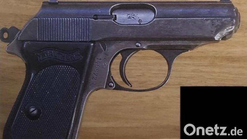 Eine 29-Jähriger hatte neben zahlreichen anderen Waffen auch eine geladene Walther-Pistole in seinem Auto, als ihn Polizisten kontrollierten. Nun musste er sich vor dem Amtsgericht Tirschenreuth dafür verantworten. Symbolbild: picture alliance/dpa/Metropolitan Police