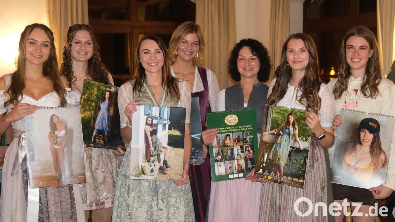 Organisatorin Mechthild Butschbach (Dritte von rechts) präsentierte mit den Models Tina Beer, Julia Sachs, Tanja Hammerschick, Eva Loy, Maria Stangl und Melanie Wittmann (von links) den neuen Weißbierkalender der Brauerei Jacob. Bild: Hirsch