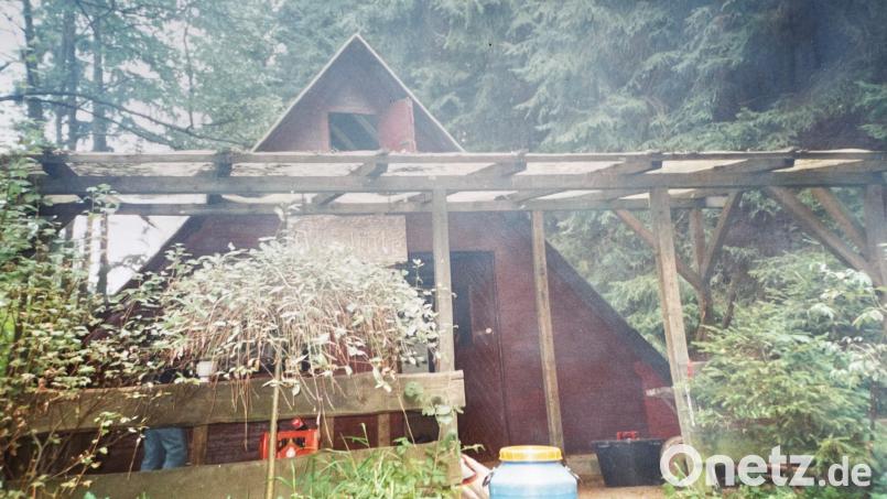 Die erste Dösenhütte aus dem Jahr 1973, aufgenommen im Jahr 2000. Das Vordach war in den ersten Jahren noch nicht vorhanden kam. Bei Regen war so mehr Platz als im engen Innenraum. Bild: Privat (Michael Baier)