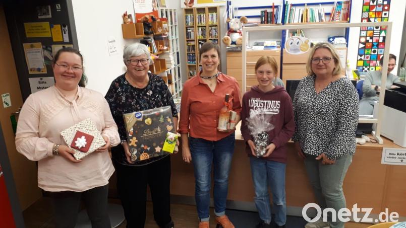 Platz eins beim Preisschafkopf der Frauen belegte Rebecca Friedroch, gefolgt von Eva Sefried und Monika Teichmann. Der Trostpreis ging an Linda Kraus. Kerstin Janner führte Aufsicht und stand beratend zur Seite wenn Fragen auftauchen (von links). Bild: exb