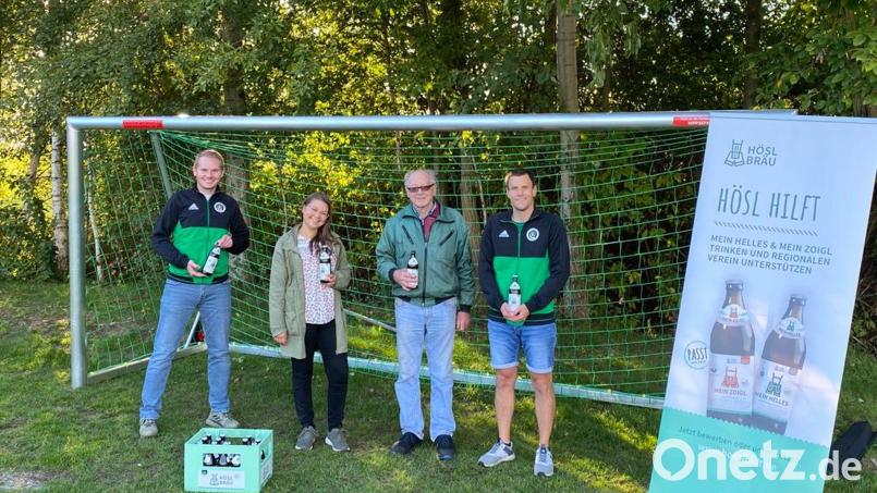 SVM-Fördervereinsvorsitzender Florian Greim, Martina Bleistein und Geschäftsführer Michael Hösl von der Brauerei und Zweiter SVM-Fördervereinsvorsitzender Tobias Seitz (von links) mit einem der neuen Fußballtore, die mit Hilfe der Spendenaktion „Hösl hilft“ angeschafft wurden. Bild: Förderverein SV Mitterteich/exb