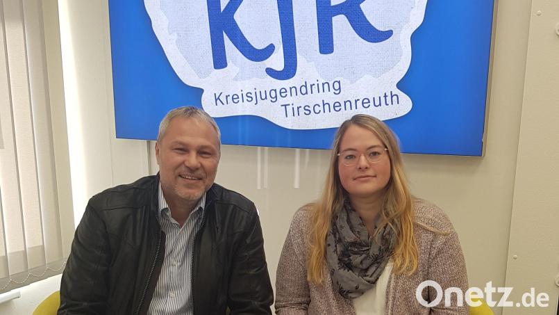 Jürgen Preisinger begrüßt Anja Spreckels im Kreisjugendring-Team. Bild: Sandra Schug/KJR Tirschenreuth/exb