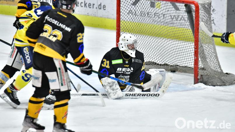 Torwart Timon Bätge (rechts) schaut dem Puck hinterher. Der ERSC Amberg verlor sein Auswärtsspiel am Freitagabend beim ESV Buchloe. Archivbild: SignaLight