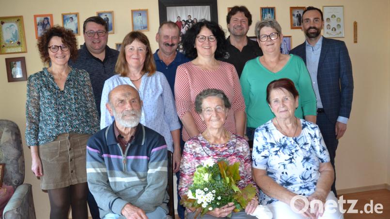 Anna Zielbauer (Mitte mit Blumen) feierte mit ihrem Bruder Albert und Schwägerin Maria (vorne) sowie mit ihren Kindern ihren 90. Geburtstag zuhause. Glück- und Segenwünsche überbrachten ferner Pfarrer Udo Klösel (Zweiter von links) und Bürgermeister Armin Bulenda (rechts). Bild: gi