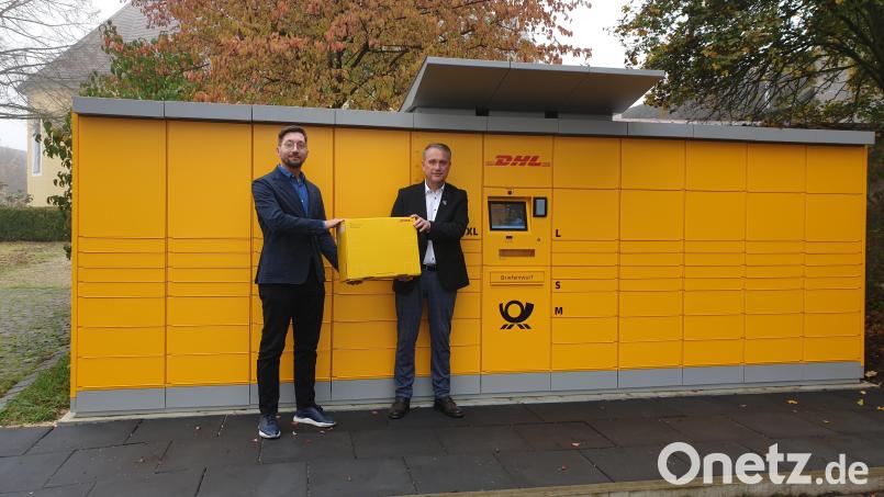 Bei der neuen Packstation (von links): Markus Ehm, Regionaler Politikbeauftragter Deutsche Post DHL Group, und Bürgermeister Hermann Böhm. Bild: Marc Mombauer/exb