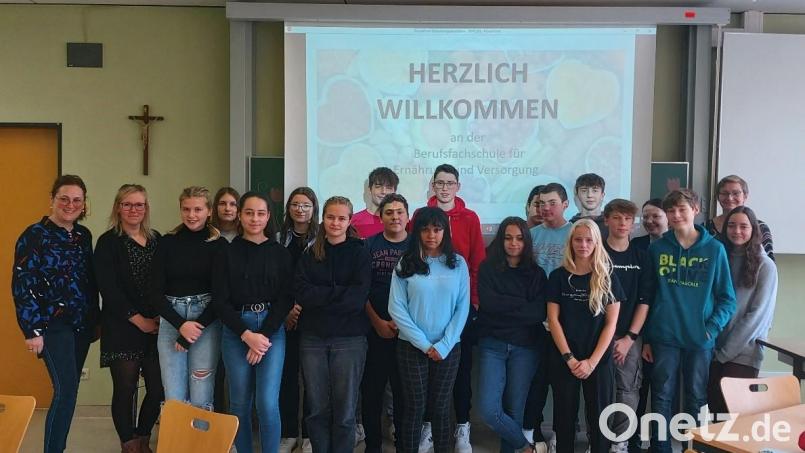 Die Fachlehrerinnen Sieglinde Bauer, Andrea Hildebrand (von links) und Claudia Bruckner (rechts) zusammen mit den Neuntklässlern der Realschule Kemnath bei den Workshops an der Berufsfachschule in Neustadt an der Waldnaab. Bild: jzk