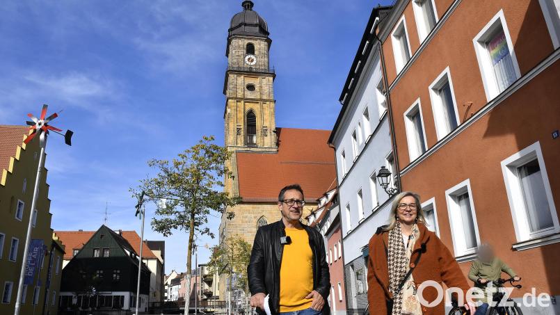 Redakteur Andreas Ascherl lässt sich von Stadtheimatpflegerin Beate Wolters bei einem Spaziergang durch die Amberger Altstadt Dächer zeigen, auf denen es aus denkmalpflegerischer Sicht vertretbar wäre, eine PV-Anlage zu installieren. Bild: Petra Hartl