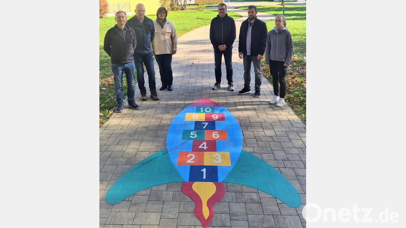 Imker und Förderverein arbeiteten Hand in Hand. Im Bild (von) Franz Scharf, Ludwig Butz, Rektorin Heidi Neidl, Fördervereinsvorsitzender Lutz Böhnisch, Bauhofmitarbeiter Christian Hiller und Theresa Hiller. Bild: Lena Böhnisch/exb