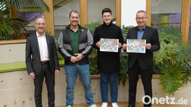 Jürgen Schleicher (links) und Jörg Melchner (rechts) vom Lions Club Sulzbach-Rosenberg gratulierten Lukas Breckner zu seinem erfolgreichen Bild. Mit dem Schüler freute sich auch Schulleiter Martin Zimmermann (Zweiter von links). Bild: gac