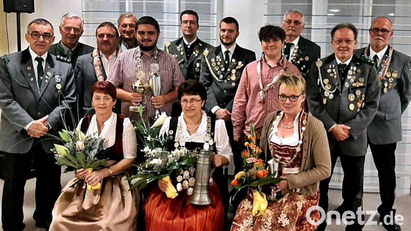 Die Könige bei der Schützengesellschaft Freiheit Neunkirchen sitzend links Heidi Riedl, Mitte Christine Poß, rechts Cornelia Frischholz. Stehend von links: Schützenmeister Albert Riedl, Stadtrat Alois Lukas, Andreas Weidner, Stadtrat Karl Bärnklau, Denis Weidner, Alexander Thiel, Stefan Poß, Ben-Luca Weidner, Johann Frischholz, Johnny Thiel, Jochen Lenkeit. Bild: R. Kreuzer