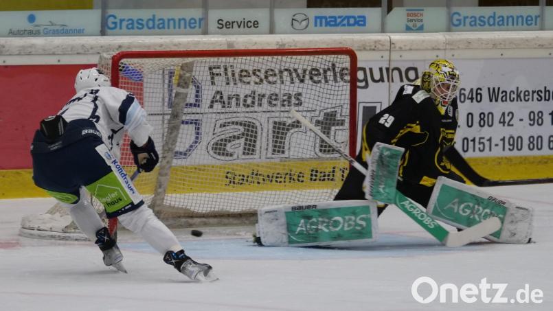 Die Blue Devils gewannen am Freitag bei den Tölzer Löwen mit 3:1. Hier erzielt Luca Gläser (links) das 1:0. Der Tölzer Goalie Enrico Salvarani ist ohne Abwehrchance. Bild: Christian Kaminsky