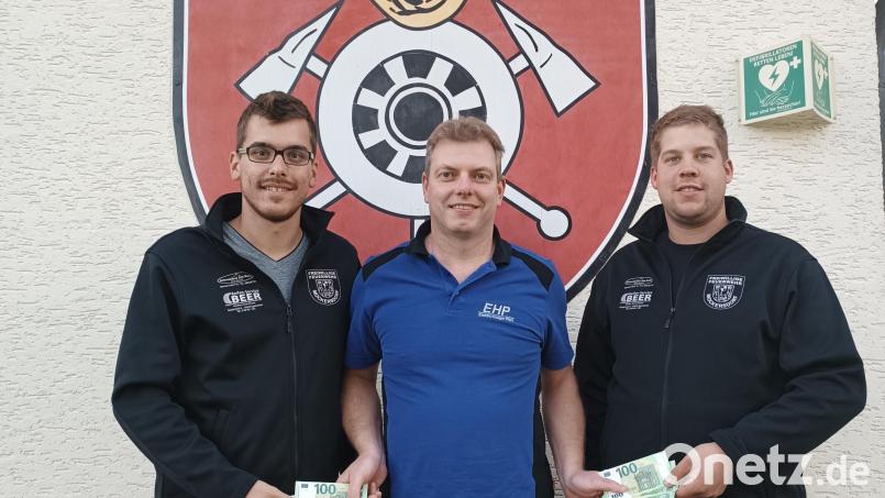 Vorsitzender Christian Ziegler (rechts) und Kassier Florian Kausler (links) von der Feuerwehr Mockersdorf überreichen Holger Pühl (Mitte) 1000 Euro für die Opfer der Flutkatastrophe im Ahrtal. Bild: whü