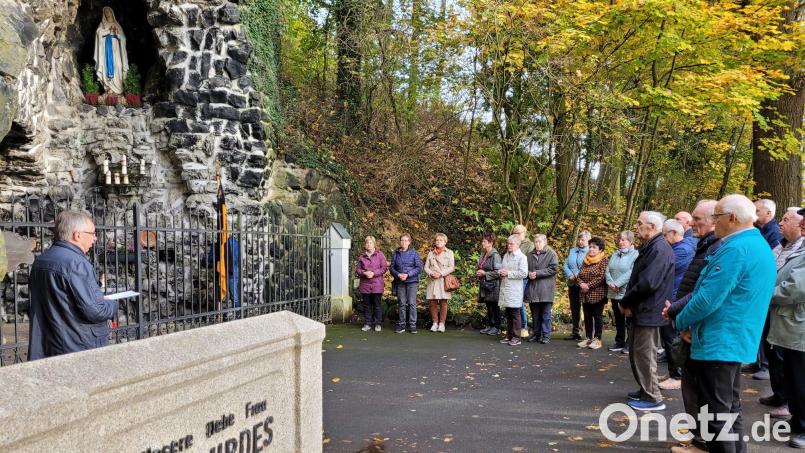 Zum Gebet um die Seligsprechung von Adolph Kolping trafen sich Mitglieder der Kolpingsfamilie der Lourdesgrotte bei Waldsassen. Bild: Werner Hahn/exb