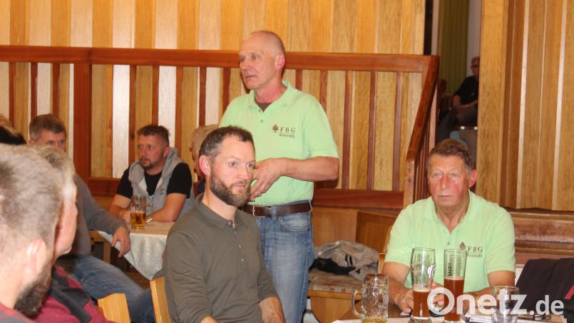 Geschäftsführer Walter Ehlich (stehend), Josef Hösl und Revierförster Martin Wittmann (sitzend von rechts) informierten die Waldbesitzer über die Waldschadenssituation, Fördermöglichkeiten und die aktuelle Situation auf dem Holzmarkt. Bild: jzk